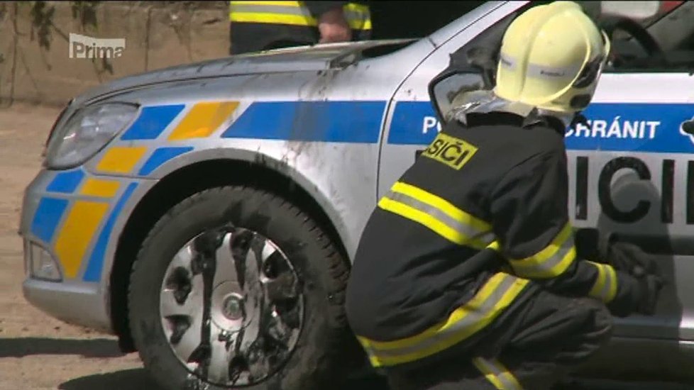 Policisté »utopili« vůz v silážní jámě u Brandýsa nad Labem, na pomoc jim přijeli hasiči