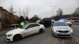 Ujížděl policistům v kradeném autě! Šoféra v Braníku hledá vrtulník, utekl