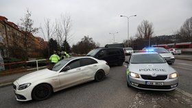 V Branické ulici zastavili policisté kradené auto, řidič z něj utekl.