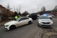 Ujížděl policistům v kradeném autě! Šoféra v Braníku hledá vrtulník, utekl