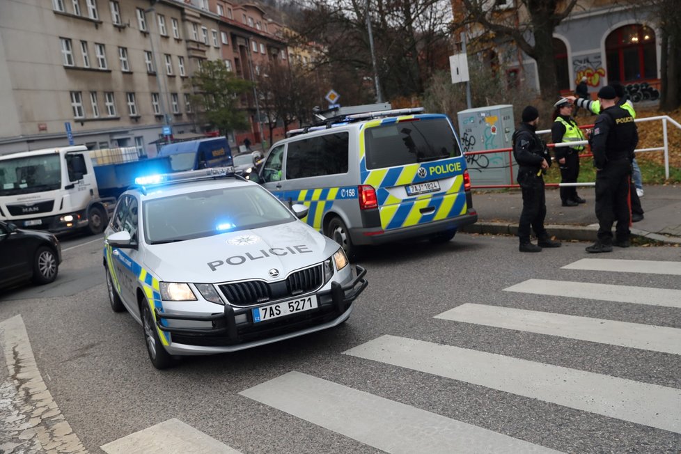 V Branické ulici zastavili policisté kradené auto, řidič z něj utekl.