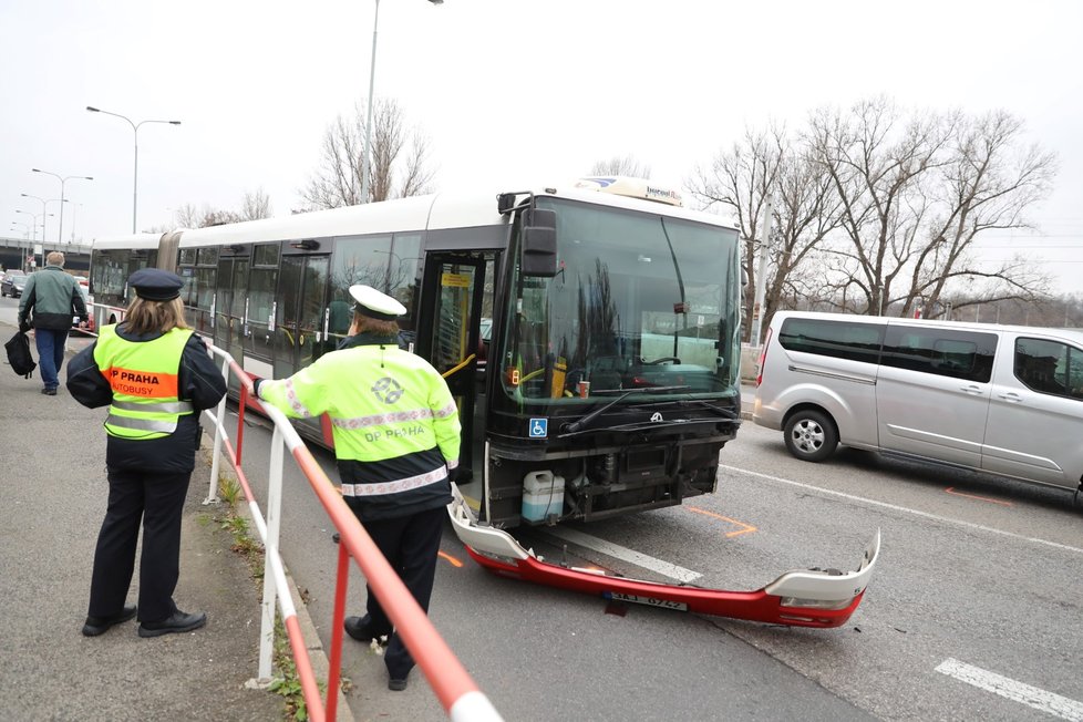 V Branické ulici zastavili policisté kradené auto, řidič z něj utekl.