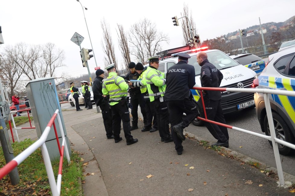 V Branické ulici zastavili policisté kradené auto, řidič z něj utekl.