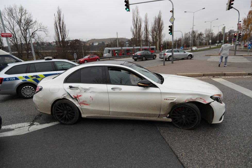 V Branické ulici zastavili policisté kradené auto, řidič z něj utekl.