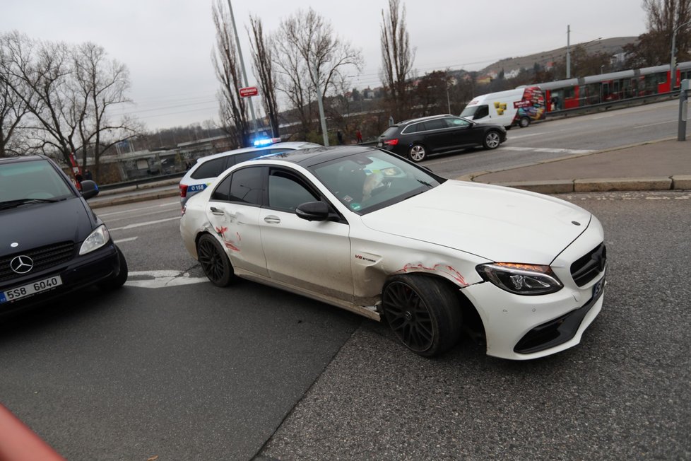 V Branické ulici zastavili policisté kradené auto, řidič z něj utekl.