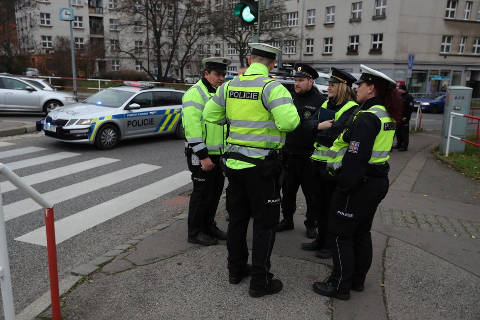 V Branické ulici zastavili policisté kradené auto, řidič z něj utekl.