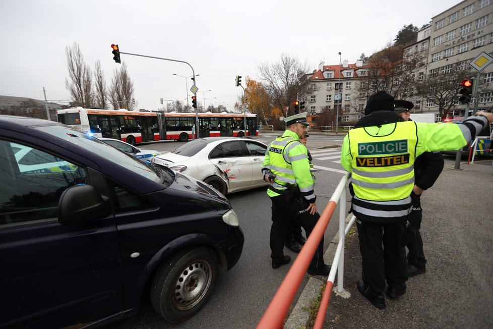 V Branické ulici zastavili policisté kradené auto, řidič z něj utekl.