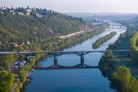 Rekonstrukce Branického mostu skončila: Vlaky začnou jezdit i po nové koleji