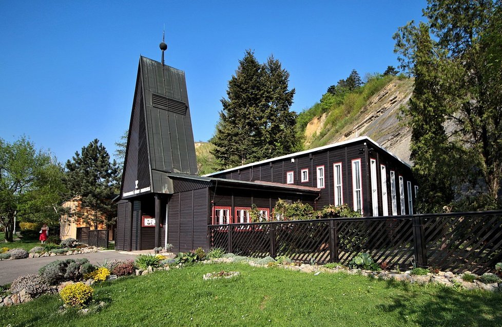 Skromný, dřevěný kostelík v Bráníku měl být zbourán po 20 letech a přestavěn. Nikdy k tomu ale nedošlo