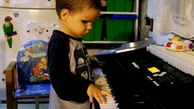 Tříletý chlapeček ze Slovenska je slepý, ale hraje na piano jako virtuóz.