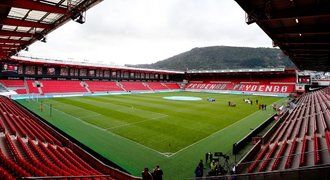 Tajný mejdan opilých fotbalistů přímo na stadionu. Testují je na drogy!