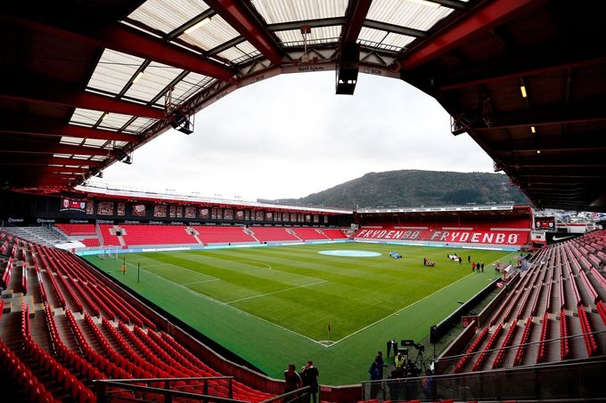 Tajný mejdan opilých fotbalistů přímo na stadionu. Testují je na drogy! Tajný mejdan opilých fotbalistů přímo na stadionu. Testují je na drogy!