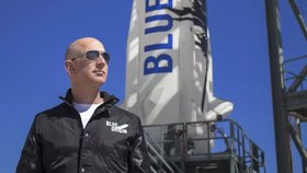 Jeff Bezos s raketou New Shepard.