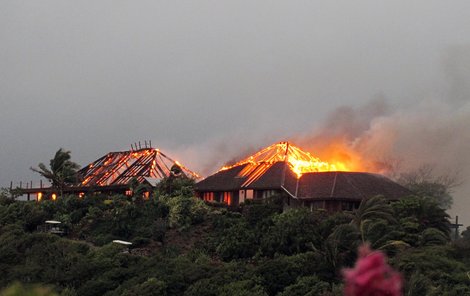 Miliardářovo sídlo na karibském ostrůvku Necker lehlo popelem.