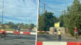 Nebezpečný hazard s dětmi! Cyklista je vedl přes spuštěné závory