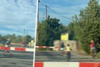 Nebezpečný hazard s dětmi! Cyklista je vedl přes spuštěné závory