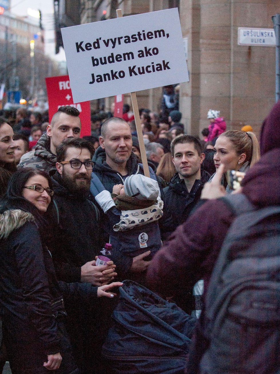 Demonstrace proti vládě a za nezávislé vyšetření vraždy slovenského novináře Kuciaka a jeho partnerky Martiny v Bratislavě (9. března 2018).