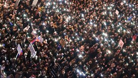 Poté, co Mária –  sestra zavražděného novináře Jána Kuciaka – domluvila, zazněla bratislavským náměstím slovenská hymna. Lidé svítili mobily.