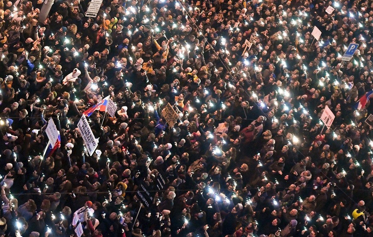 Po té, co Mária -  sestra zavražděného novináře Jána Kuciaka domluvila, zazněla bratislavským náměstím slovenská hymna. Lidé svítili mobily
