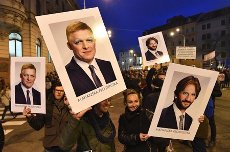 Karikatury slovenského premiéra Roberta Fica a ministra vnitra Roberta Kaliňáka. Po vraždě novináře Jána Kuciaka chtějí lidé jejich rezignaci. Vyšli proto opět do ulic