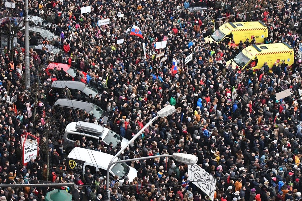 Podle některých odhadů přišlo na bratislavské náměstí až 50 tisíc lidí. Nejvíc od listopadu 1989 (březen 2018)