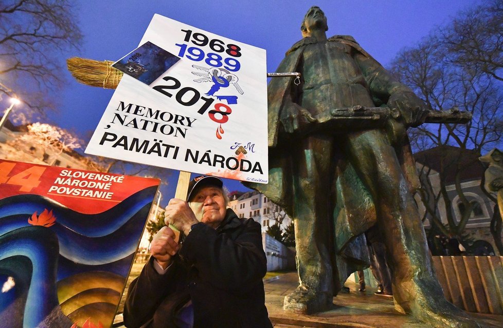 Po vraždě novináře Jána Kuciáka a jeho partnerky Martiny Kušnírové vyšli Slováci do ulic. Ze vzniklé situace viní premiéra Roberta Fica a jeho vládu. Bratislavské náměstí zažilo největší demonstrace od roku 1989.