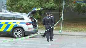 Při noční střelbě v Bratislavě byli zraněni čtyři lidé, útočníka policie zastřelila.