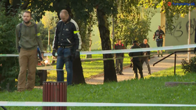 Při noční střelbě v Bratislavě byli zraněni čtyři lidé, útočníka policie zastřelila.