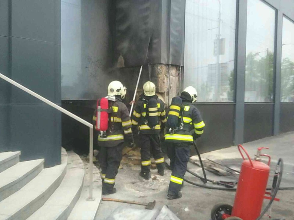 Požár v centru Bratislavy: Plameny v hotelu hasí desítky hasičů!