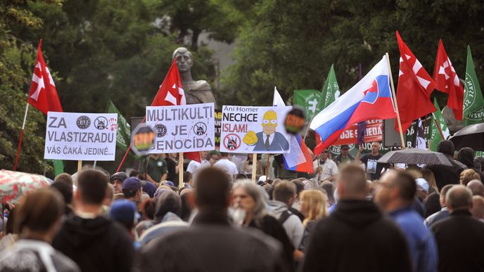 Slovenská policie zadržela kvůli výtržnostem 60 Čechů na bratislavské demonstraci proti imigrantům