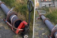 Bizarní krádež potrubí: Dvojce táhla přes půl tuny vážící kolos v nákupním vozíku