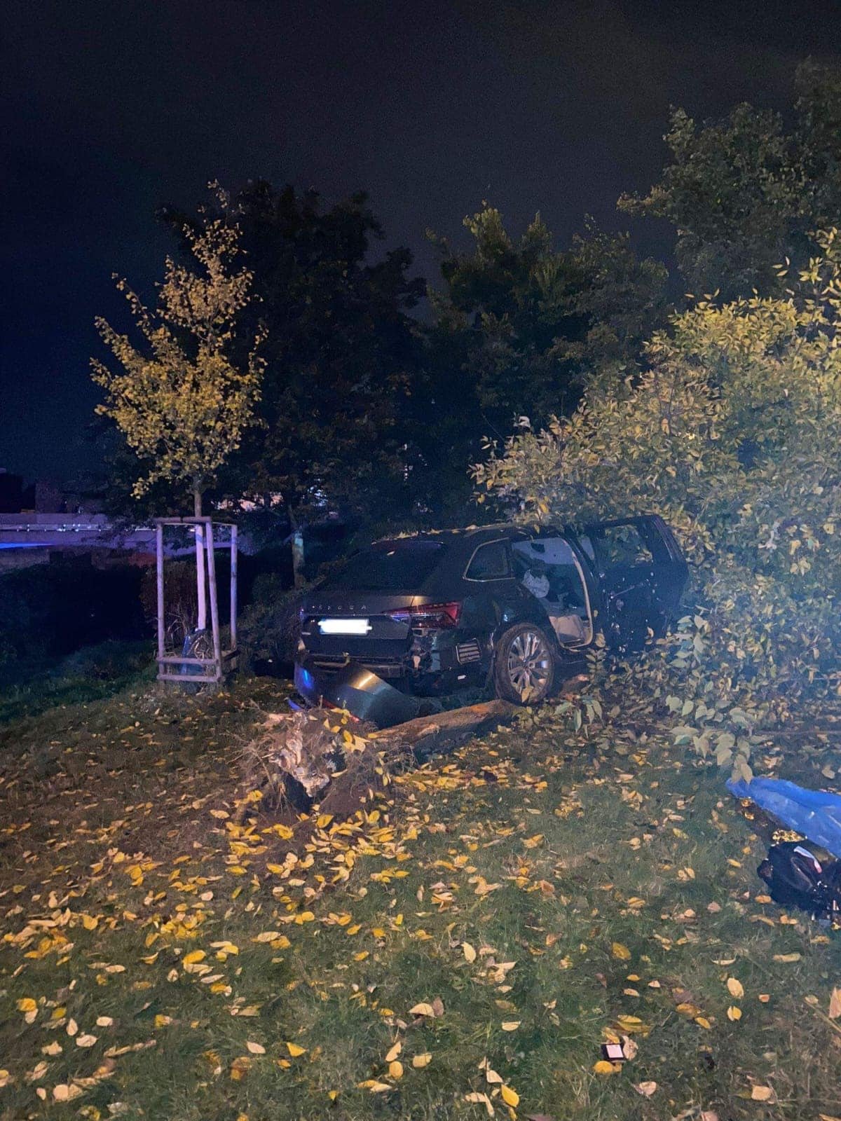 Auto v Bratislavě najelo do zastávky plné lidí, několik mrtvých