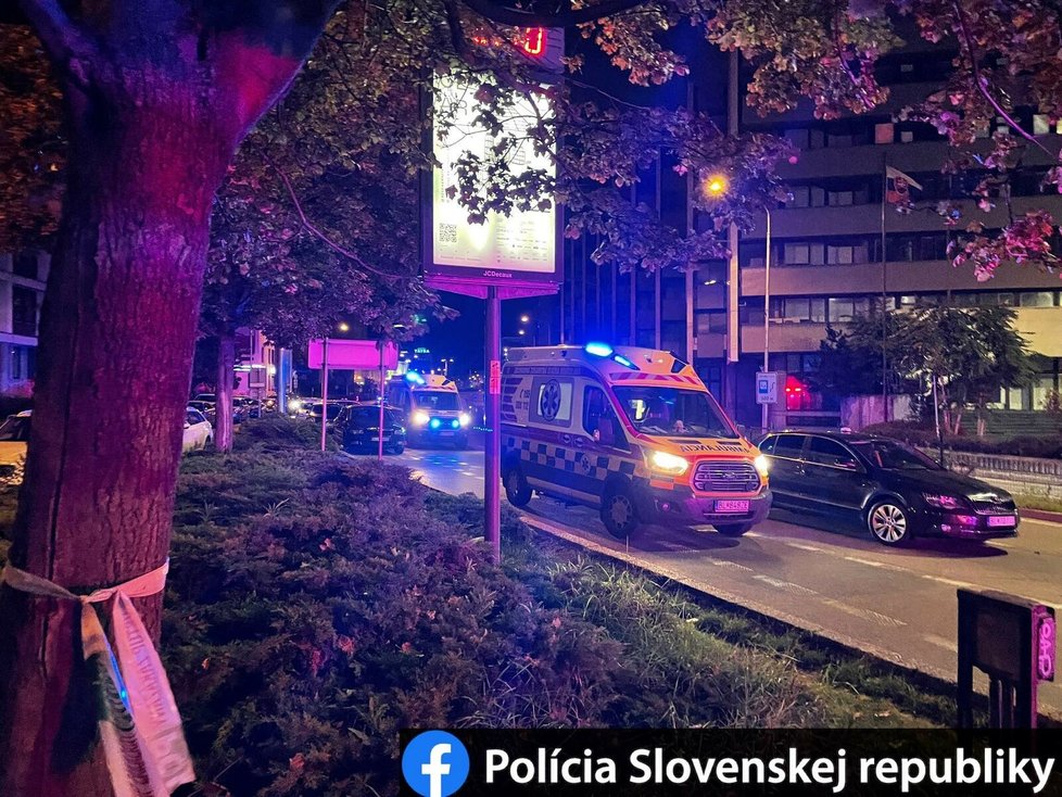 Auto v Bratislavě najelo do zastávky plné lidí, několik mrtvých.