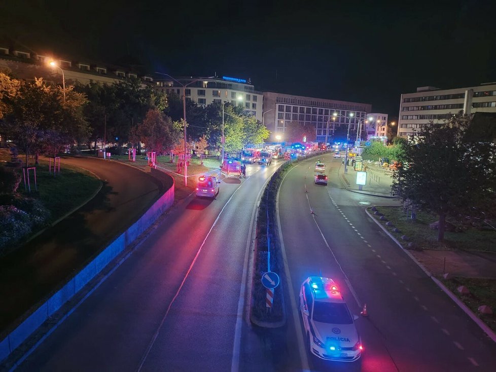 Auto v Bratislavě najelo do zastávky plné lidí, několik mrtvých