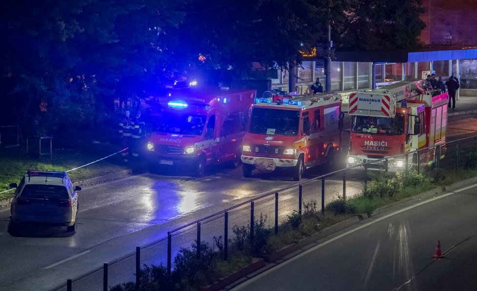 Auto v Bratislavě najelo do zastávky plné lidí, několik mrtvých.