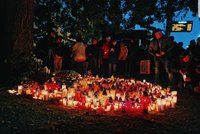 Lidé uctili pět obětí tragické nehody: Bratislavou prošel svíčkový průvod