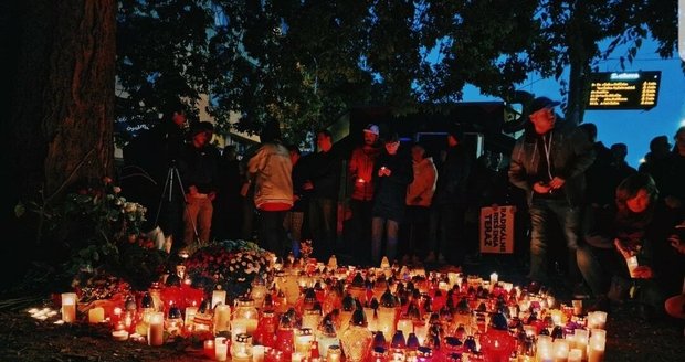 Lidé uctili pět obětí tragické nehody: Bratislavou prošel svíčkový průvod 