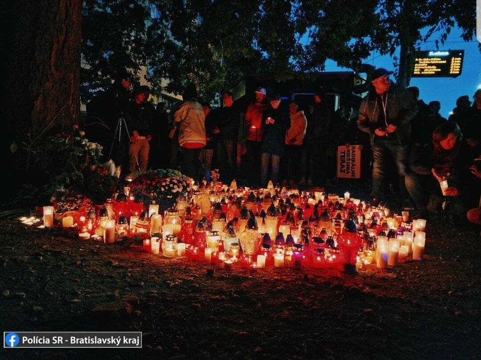 Bratislavou prošel svíčkový pochod. Lidé uctili oběti tragické nehody.