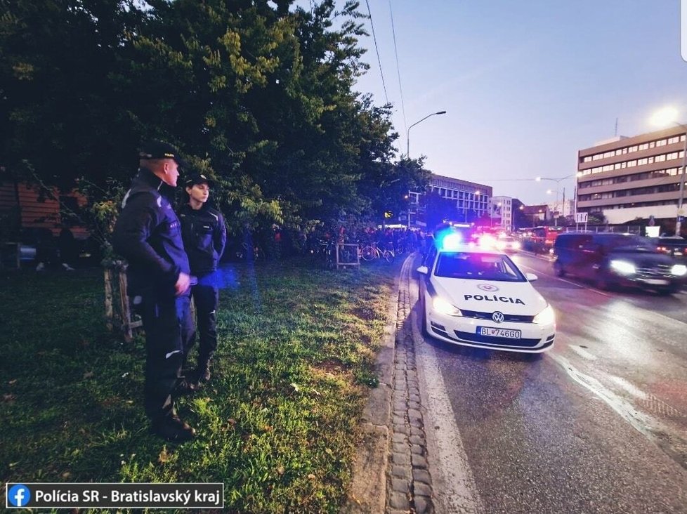 Bratislavou prošel svíčkový průvod. Lidé uctili oběti tragické nehody.
