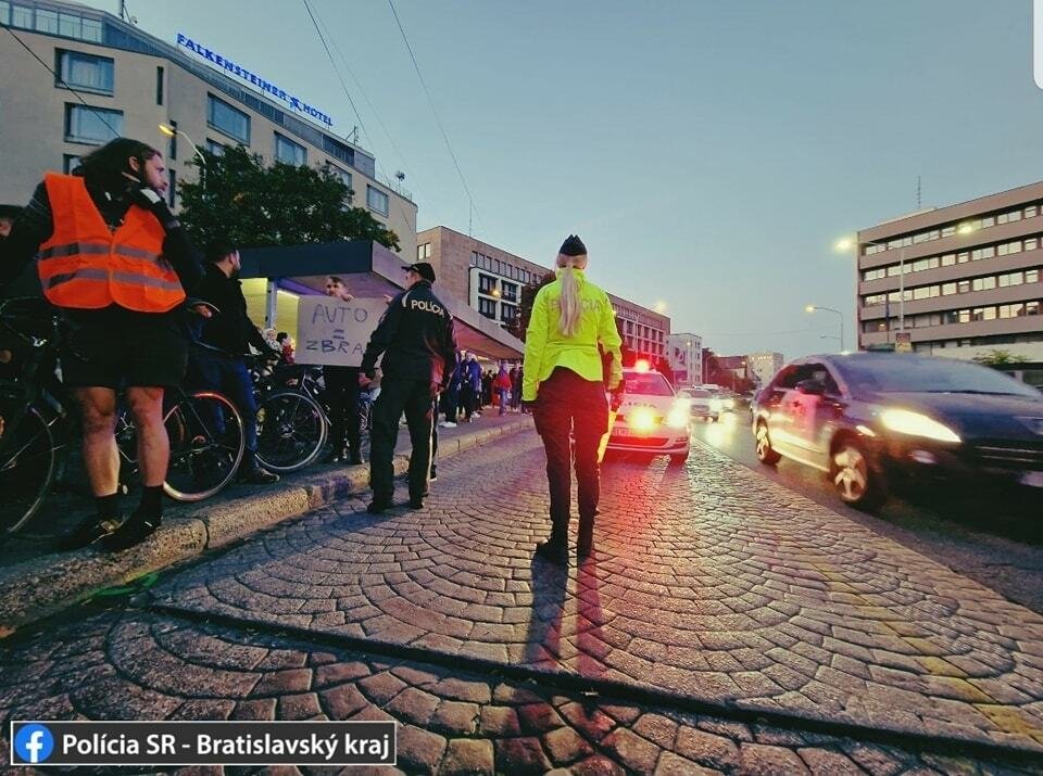 Bratislavou prošel svíčkový průvod. Lidé uctili oběti tragické nehody.