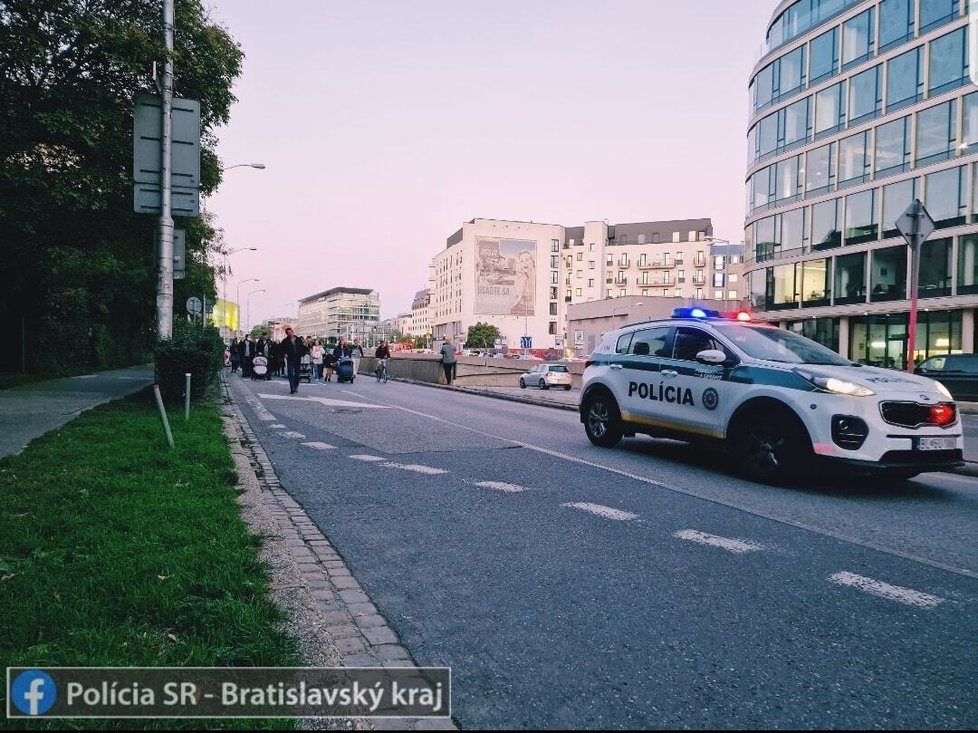 Bratislavou prošel svíčkový průvod. Lidé uctili oběti tragické nehody.