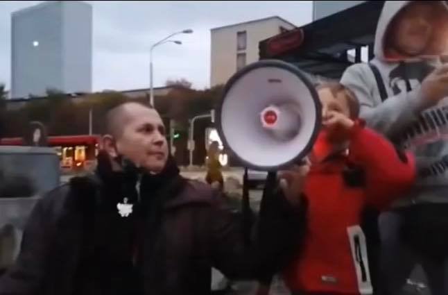 Slovenská policie šetří kvůli demonstraci podezření na ohrožování mravní výchovy mládeže. Děti do megafonu křičely &#34;Matovič je ko**t&#34;. 17. října 2020.