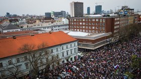 Slováci vyšli v neděli 15. 4. opět do ulic. Podle odhadů na 30 tisíc lidí protestovalo v Bratislavě za odvolání policejního prezidenta Tibora Gašpara. Protesty souvisí s vraždou novináře Jána Kuciaka