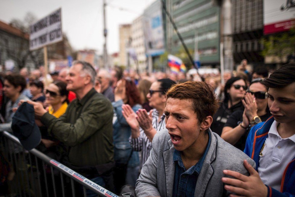 Slováci v neděli 15.4. protestovali v Bratislavě za odvolání policejního prezidenta Tibora Gašpara. Protesty souvisely s vraždou novináře Jána Kuciaka