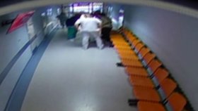 Opilý Ir (34) se dožadoval léků, v nemocnici napadl dva zdravotníky.