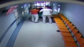 Opilý Ir (34) se dožadoval léků, v nemocnici napadl dva zdravotníky.