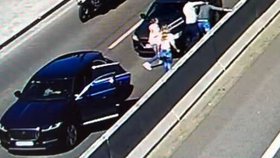 Rvačka řidičů uprostřed silnice v Bratislavě
