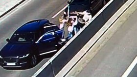 Rvačka řidičů uprostřed silnice v Bratislavě