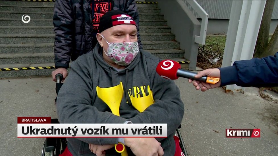 Invalidovi Dušanovi ukradli na vánočních trzích vozík. Smutný příběh má však šťastný konec.
