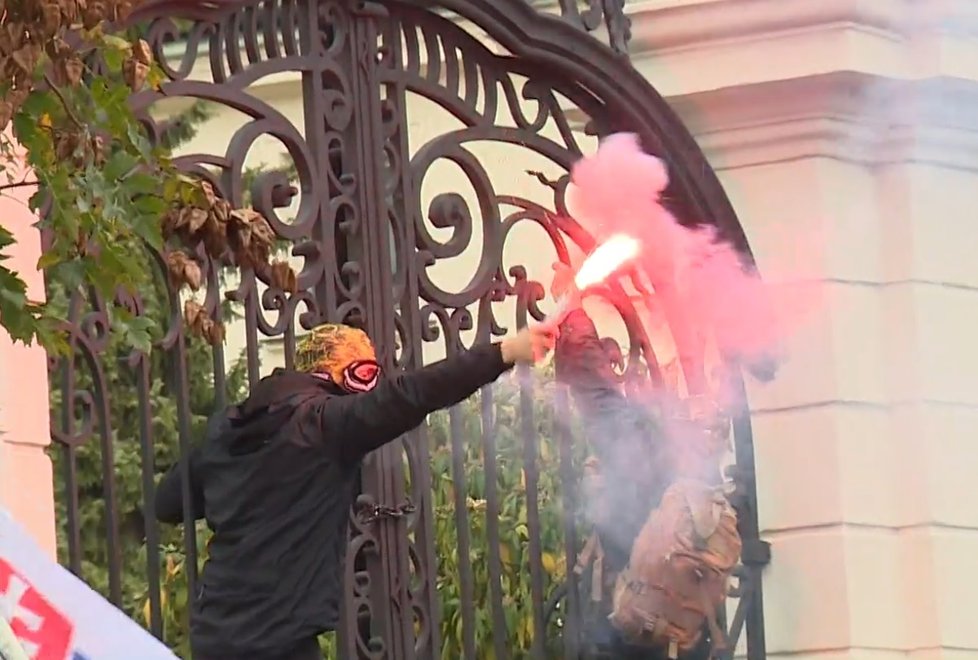 V Bratislavě demonstrovali ultras proti koronavirovým opatřením (17. 10. 2020)